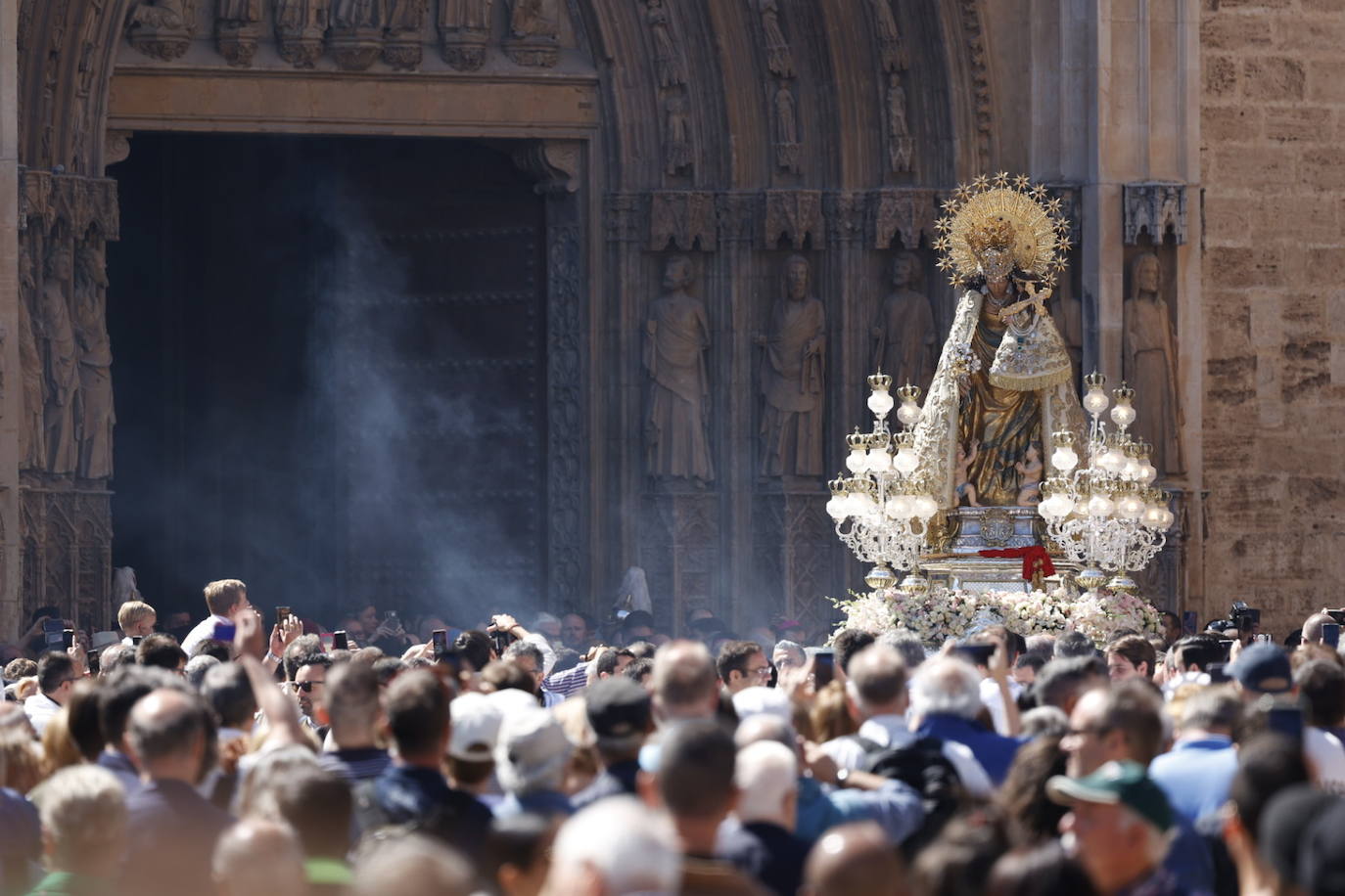 Las mejores imágenes de la procesión extraordinaria por el centenario de la Coronación de la Virgen de los Desamparados