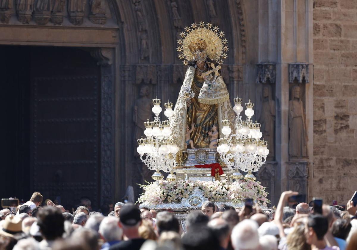 La letra del himno del centenario de la coronación de la Virgen de los Desamparados que se ha estrenado este sábado en Valencia