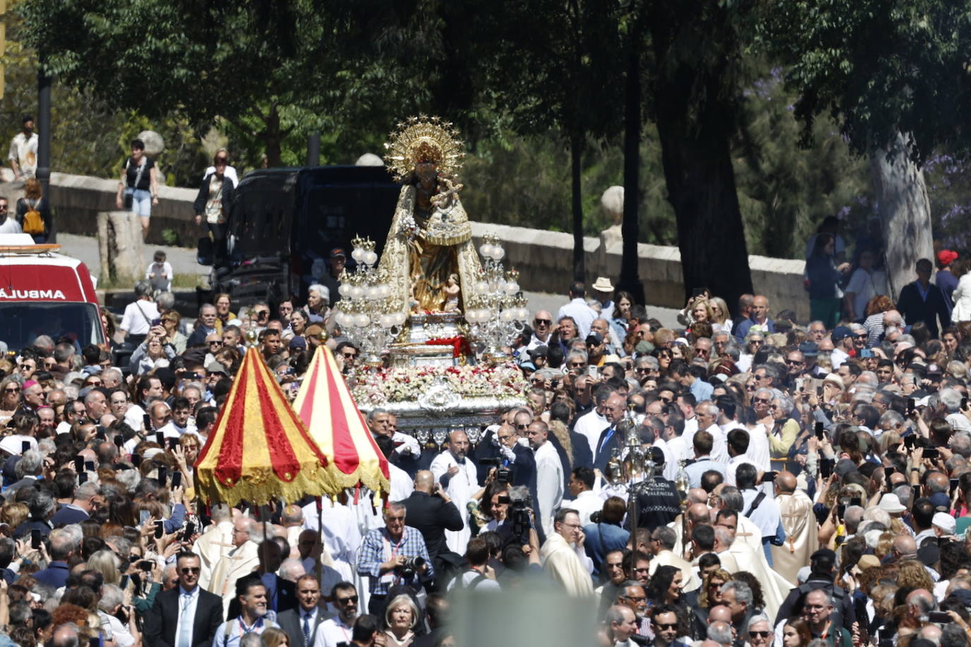 Las mejores imágenes de la procesión extraordinaria por el centenario de la Coronación de la Virgen de los Desamparados