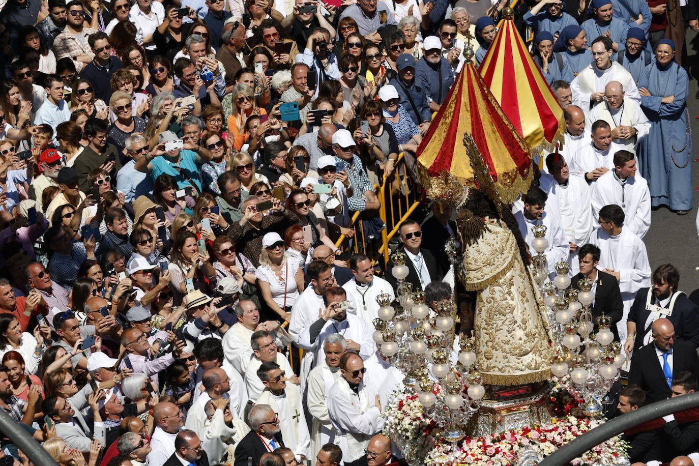 Las mejores imágenes de la procesión extraordinaria por el centenario de la Coronación de la Virgen de los Desamparados