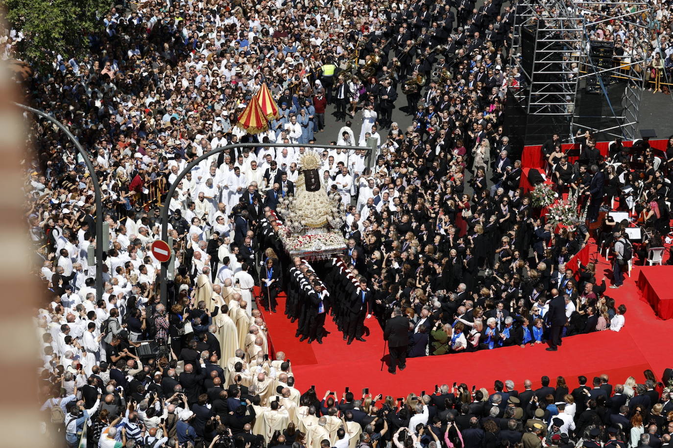 Las mejores imágenes de la procesión extraordinaria por el centenario de la Coronación de la Virgen de los Desamparados