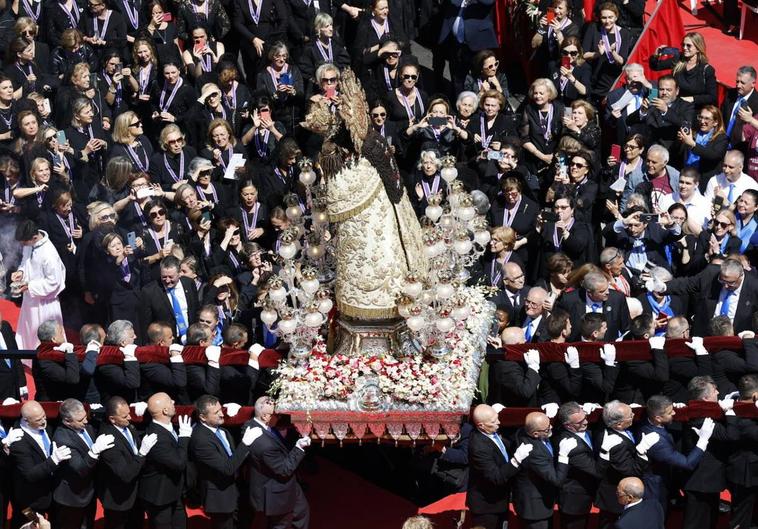 Los valencianos entonan el himno de la coronación de la Virgen de los Desamparados