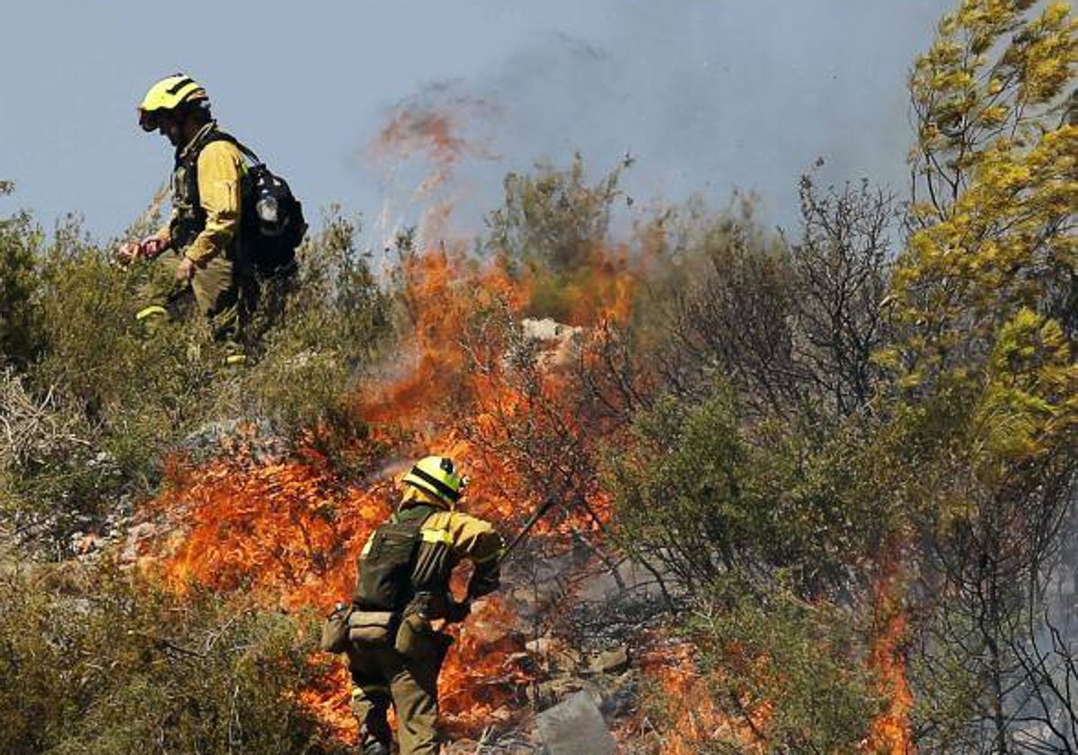 Los bomberos realizan labores de extinción en la Comunitat.