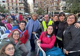 Los peregrinos esperan a la Misa dels Infants.