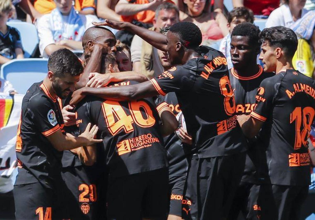 Los jugadores del Valencia celebran el gol de Alberto Marí.