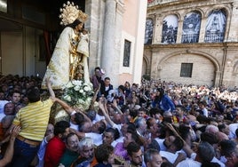 Salida de la imagen Peregrina de la Virgen de la Basílica para participar en el Traslado.