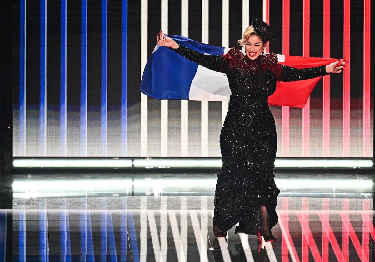 La Zarra, representante de Francia en Eurovisión, aclara su polémica peineta durante las votaciones