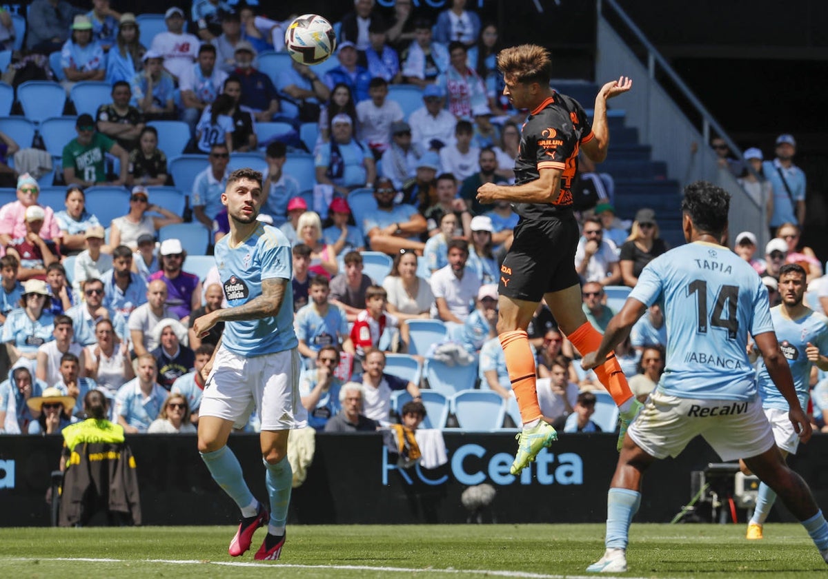 Alberto Marí cabecea el balón que terminó en el gol que le dio al Valencia los tres puntos en Vigo.