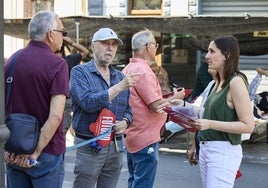 Elisa Valía departe con vecinos de Algirós, este lunes.