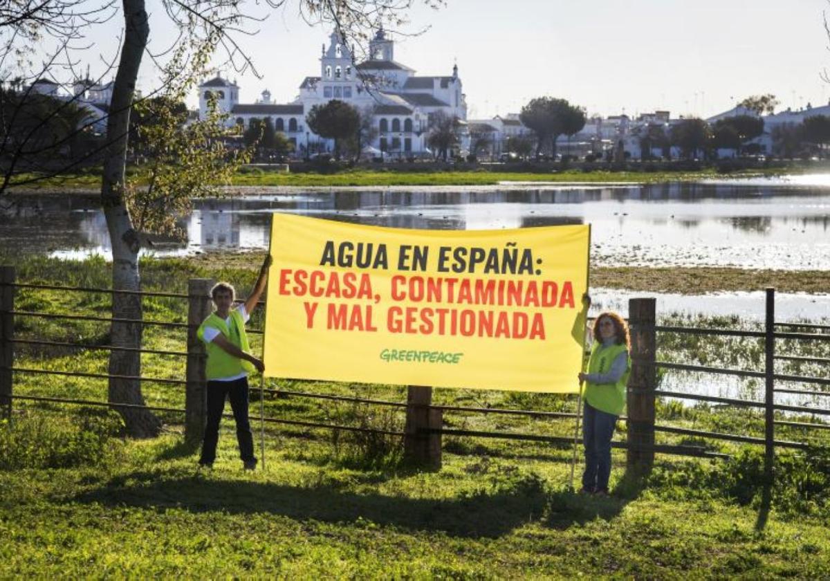 Protesta de Greenpeace contra regadíos en Almonte, Huelva, cerca del Parque de Doñana.