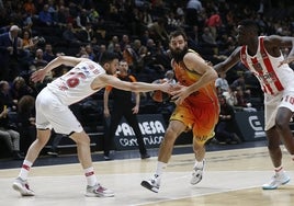 Dubljevic, durante el partido contra el Olympiacos de esta temporada en la Fonteta.