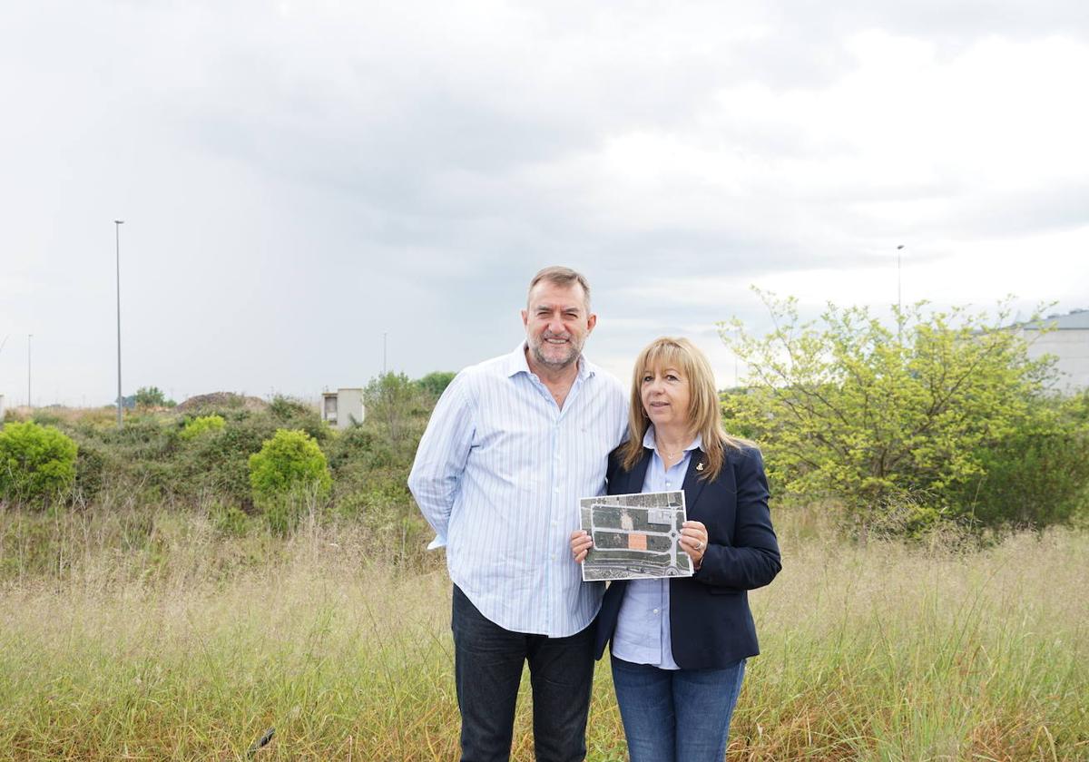 El presidente del Consorci y la concejal de Alzira, en los terrenos del futuro ecoparque.