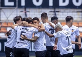 Los jugadores del Valencia Mestalla, celebrando tras un partido.