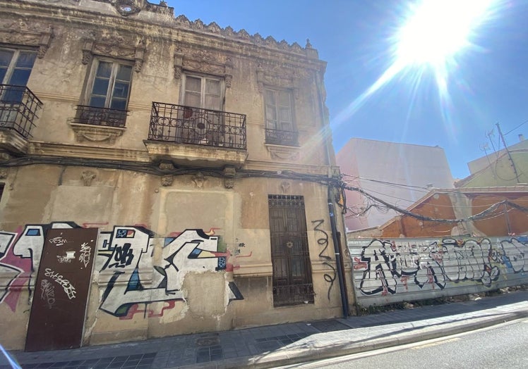 Casas cerradas y en mal estado, en la calle Agustina de Aragón.