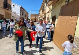 Roger Cerdà, durante su visita a las pedanías de Xàtiva.