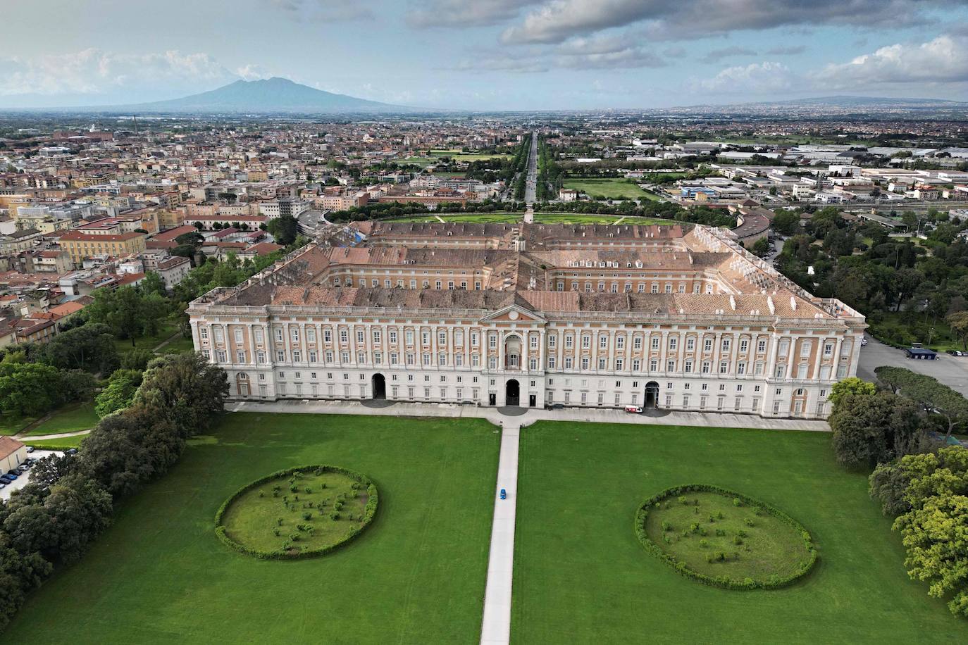 1.200 habitaciones, 1.742 ventanas y 123 hectáreas de jardines: así es el imponente «Versalles italiano»