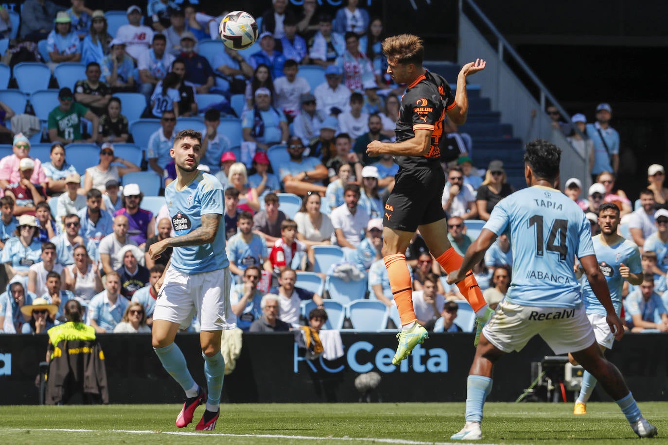 El delantero del Valencia Alberto Marí cabecea el balón para marcar el gol de la victoria 1-2 durante el Celta-Valencia