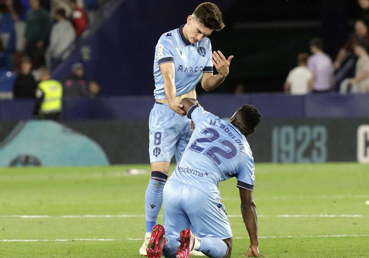 Pepelu, instando a su compañero Bouldini a que se levantara rápido del suelo, durante el partido disputado ante el Ibiza.