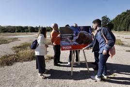 Tello, Ribó y Robles, en el solar donde irá el cementerio si gana Compromís.