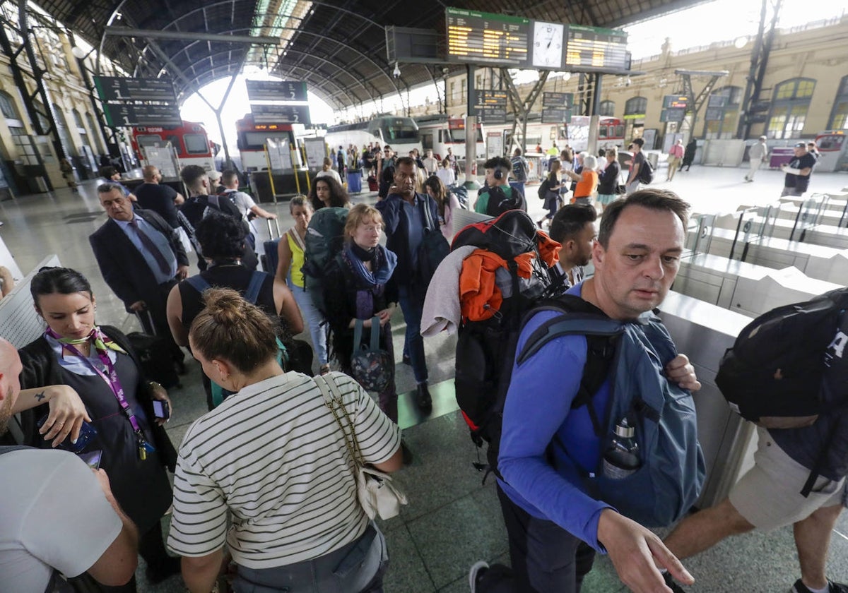 Viajeros de Barcelona bajan en la Estación del Norte.