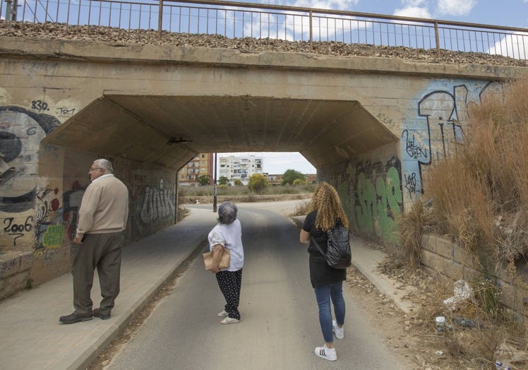 Vías del tren que dividen la zona de San Vicente Ferrer-Camí Reial y Turianova, desde donde caen piedras.