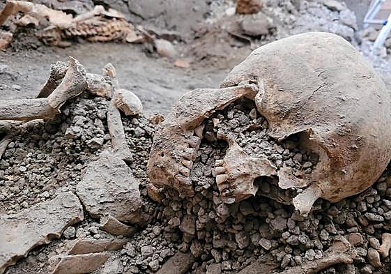 Hallan nuevos esqueletos en Pompeya: dos cuerpos que murieron tras la erupción del volcán Vesubio