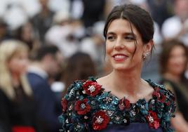 Carlota Casiraghi viste un Chanel con flores en tres dimensiones