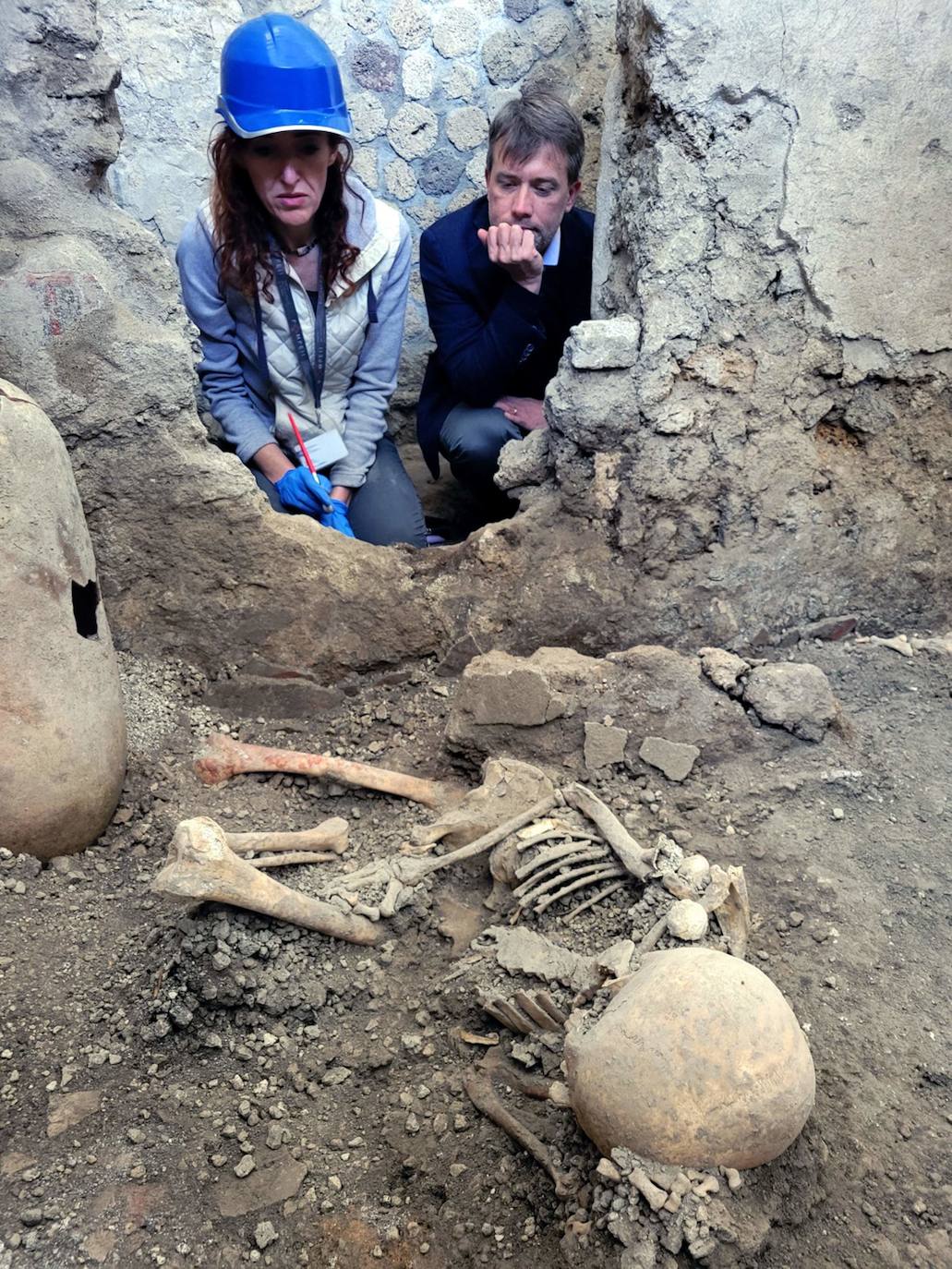 Hallan nuevos esqueletos en Pompeya: dos cuerpos que murieron tras la erupción del volcán Vesubio