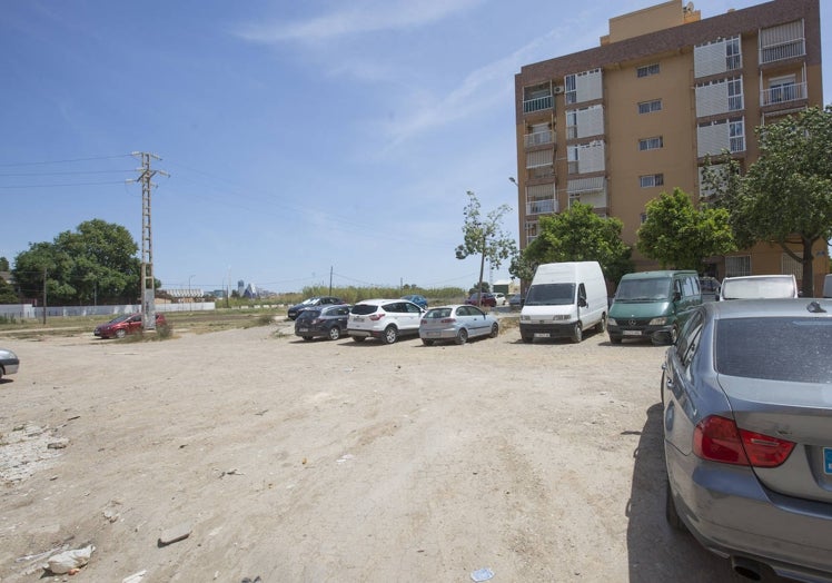 Solar de Músico Chapí con carretera de Zorrilla, donde los vecinos quieren un centro cívico.