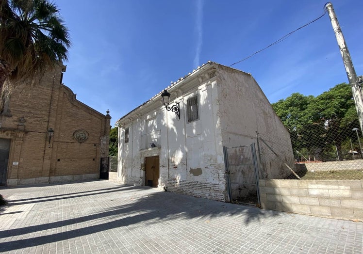 Edificio y solar sin uso, en la plaza de la Iglesia de la Fonteta.