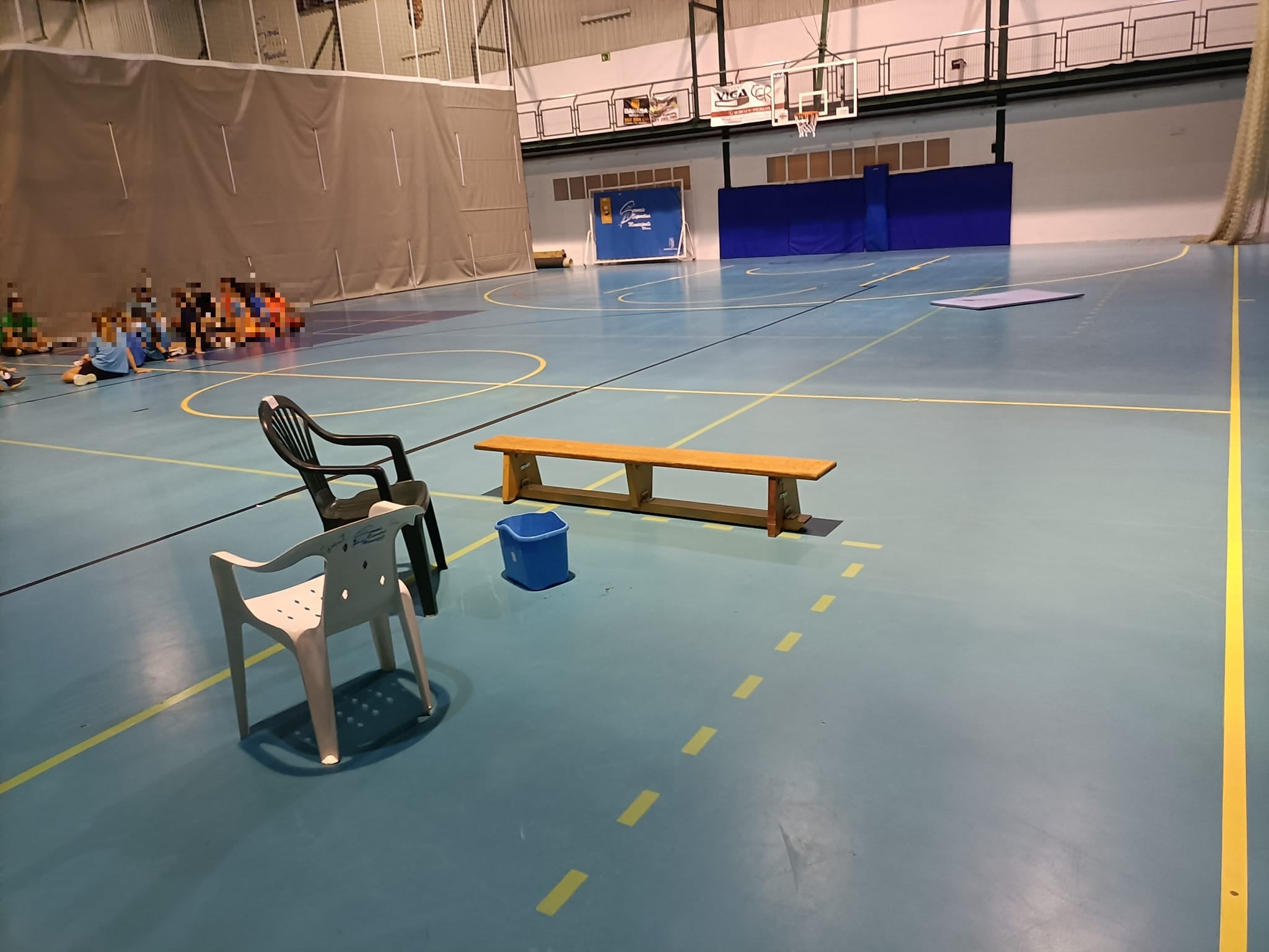 Un cubo en medio de la pista del pabellón de Oliva para recoger el agua de lluvia.