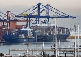 Barcos portacontenedores en el puerto de Valencia.