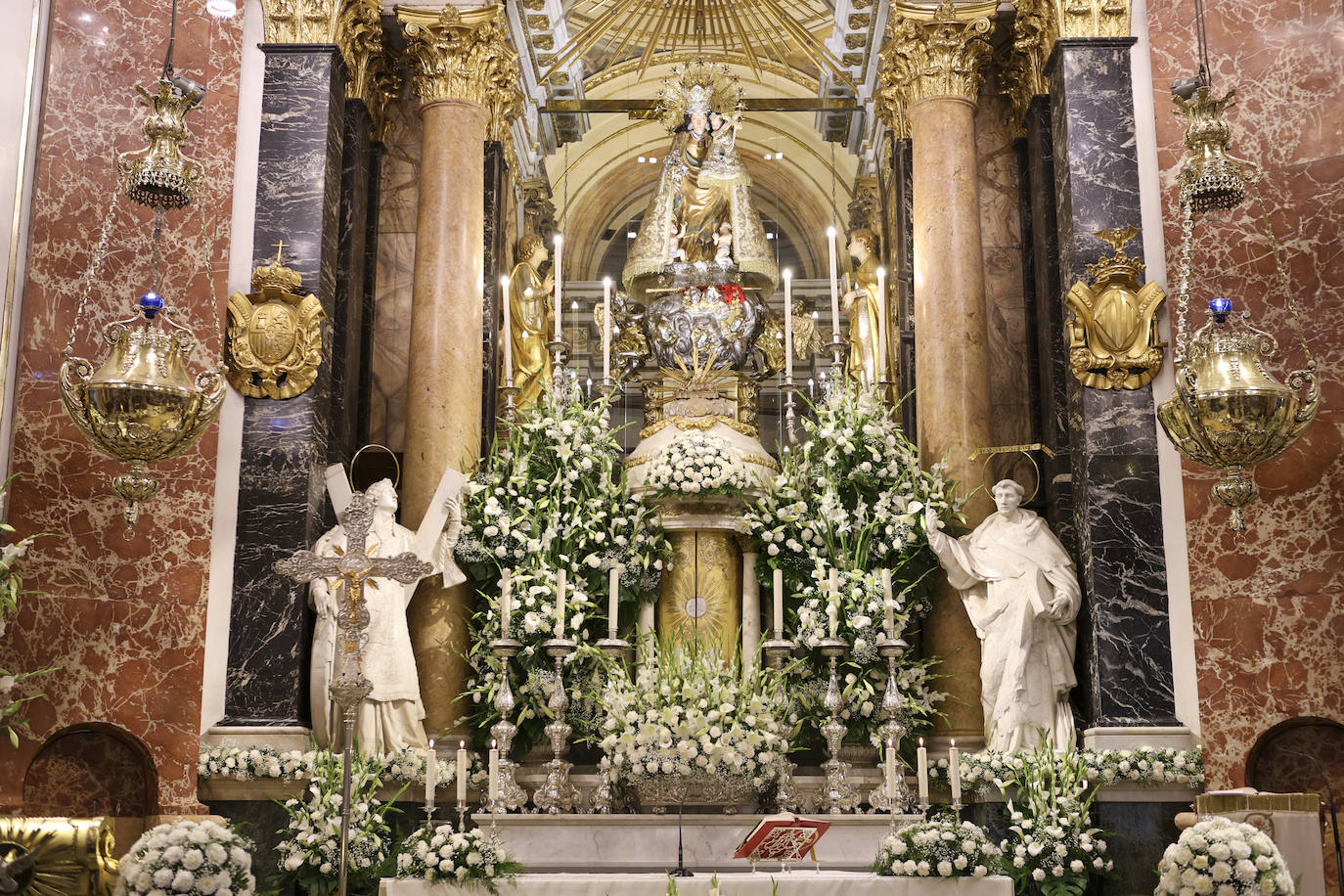 Ofrenda de los floristas a la Virgen de los Desamparados