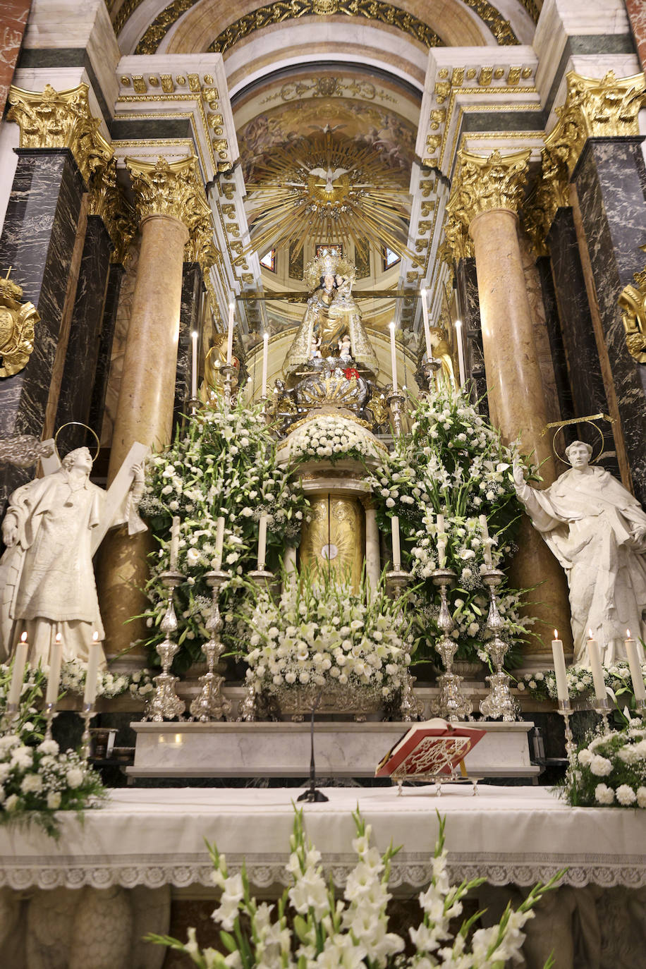 Ofrenda de los floristas a la Virgen de los Desamparados