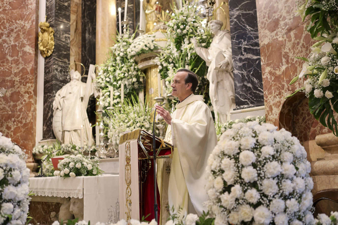 Ofrenda de los floristas a la Virgen de los Desamparados