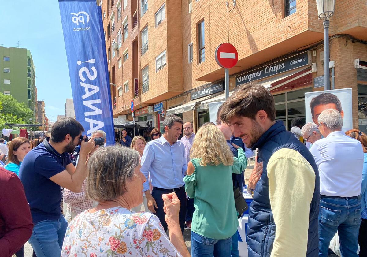 Caballero y Mazón, durante su visita al mercado de Torrefiel.