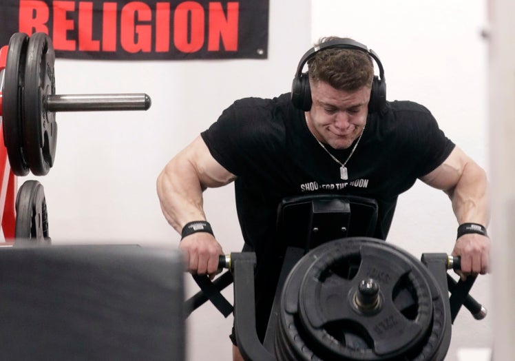 Joan Pradells entrenando espalda en el gimnasio de su casa.