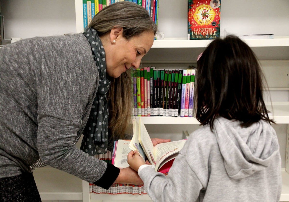 Candela y su madre, en la biblioteca infantil.