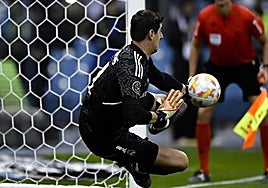 El meta belga,Thibaut Courtois, atajando un disparo.