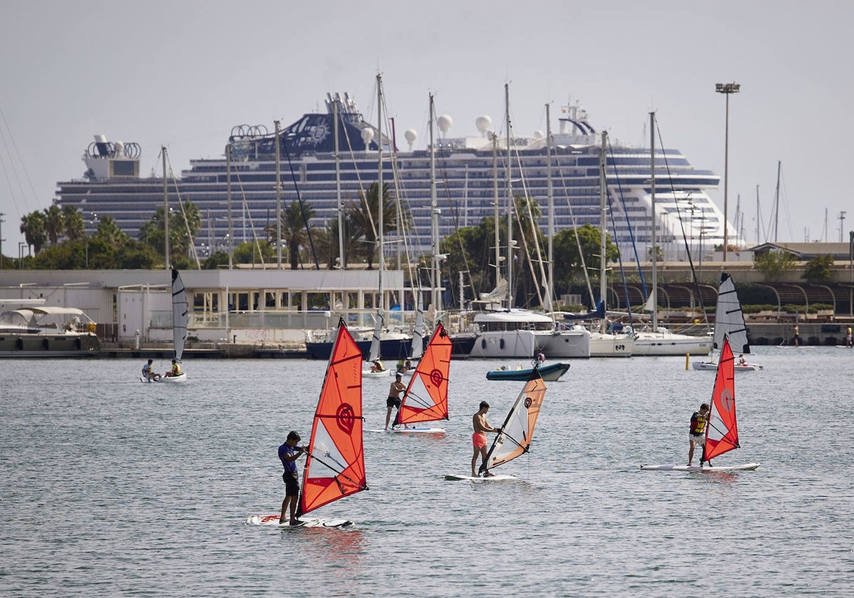 Varios jóvenes practican deportes náuticos en La Marina.