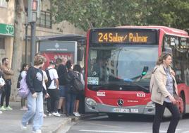 Un autobús de la EMT este jueves en Valencia con el cartel de 'Servicio mínimo'.