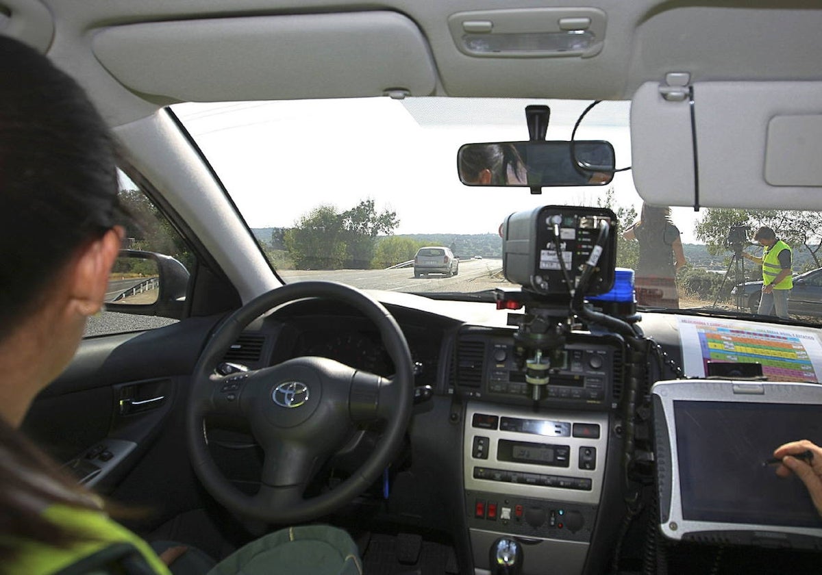 Agentes de la Guardia Civil con un dispositivo de control de la velocidad.