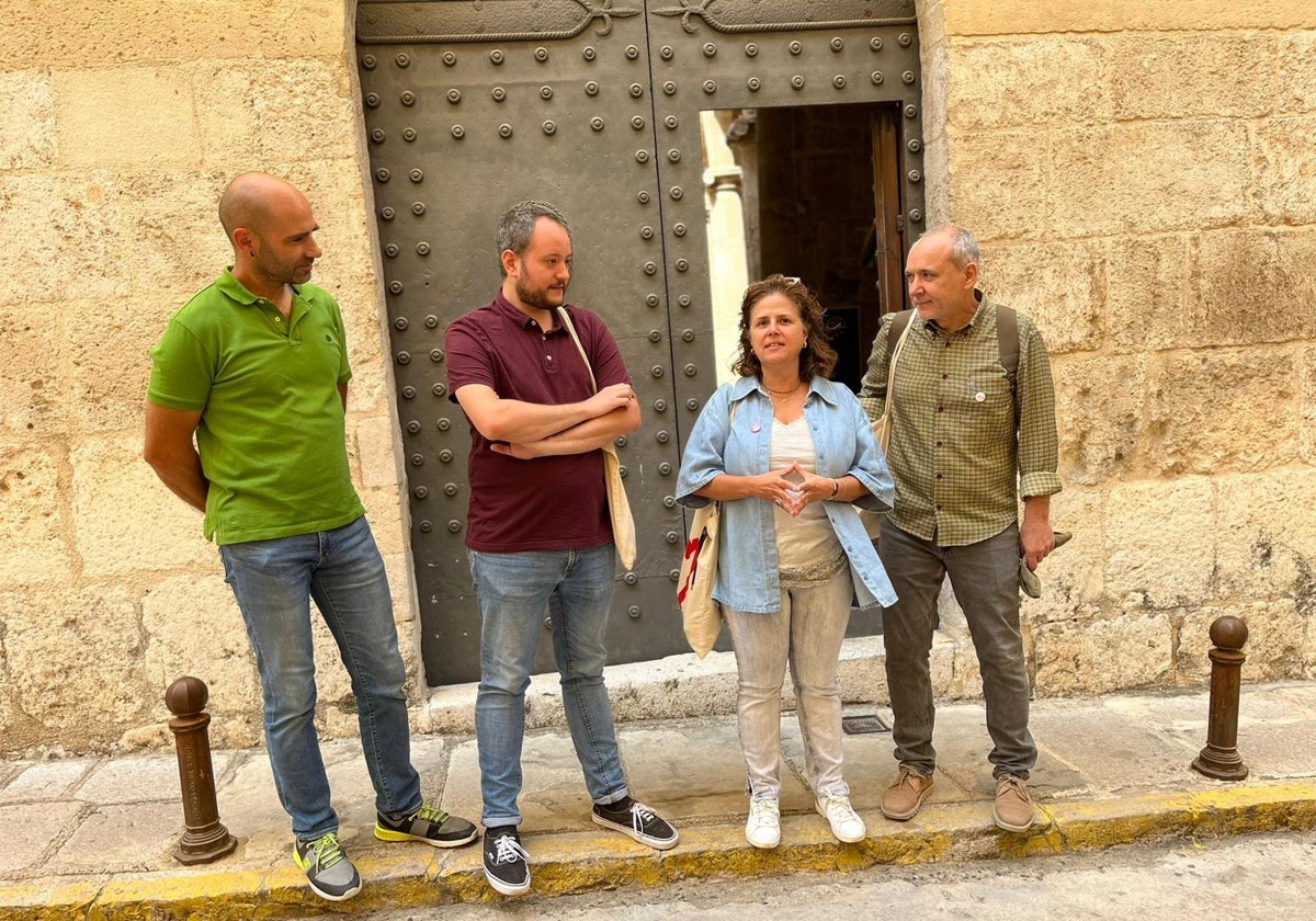 La candidata y miembros de la lista de Xàtiva Unida a las puertas del Museo del Almodí.