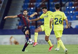 Vicente Iborra, atacando un balón dividido, en el partido de la primera vuelta entre Levante y Villarreal B, disputado en septiembre.