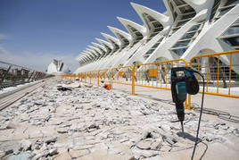 El voladizo del Museo Príncipe Felipe, levantado para la instalación de placas fotovoltaicas.