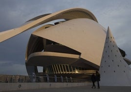 El Palau de les Arts de Valencia es uno de los edificios más singulares de la Ciudad de las Artes y las Ciencias de Valencia.