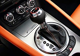 El motivo por el que deberías dejar de apoyar la mano sobre la palanca de cambios de tu coche