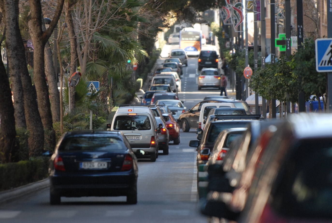 Coches circulando por la ciudad.