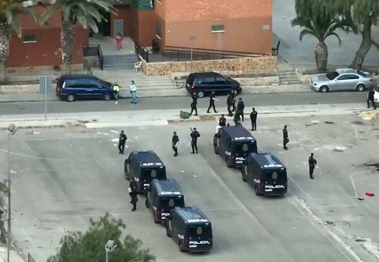 Policías nacionales en La Coma.