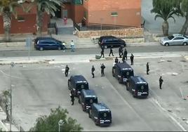 Policías nacionales en La Coma.